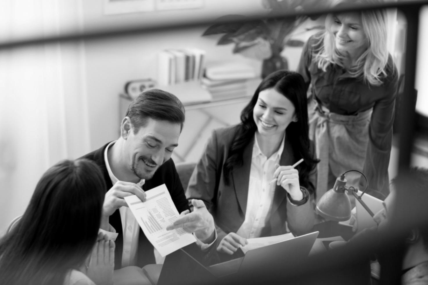 Consultant en analyse financière présentant des graphiques et des données d'investissement lors d'une session de formation